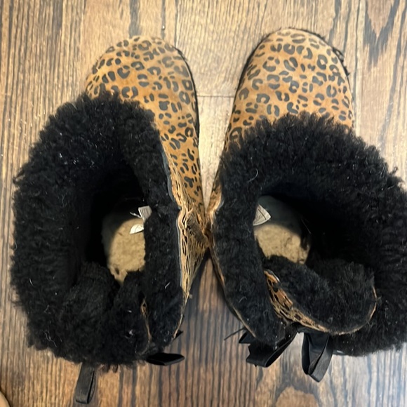 Ugg leopard cheetah bailey bow girls size 3 🐆🐆🐆 - Picture 5 of 8